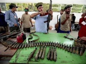 متطوعون ليبيون يتدربون على فك وتركيب سلاح آلي في مدينة مصراتة يوم الثلاثاء
