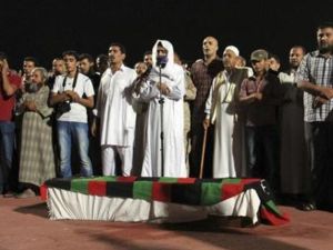 رجال يقيمون صلاة الجنازة على عمران شعبان في مصراتة
