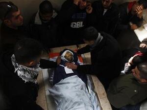 فلسطينيون يلتفون حول جثة الشاب محمد عصفور في مشرحة مستشفى في رام الله
