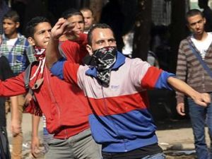 متظاهرون يلقون شرطة مكافحة الشغب بالحجارة في الذكرى الاولى لاحداث شارع محمد محمود بالقرب من وزارة الداخلية
