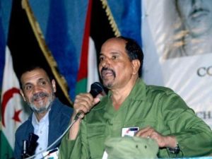 حفوظ علي بايبا (يسار) ينظر الى محمد عبد العزيز الامين العام "للجمهورية العربية الصحراوية الديموقراطية خلال مؤتمر للبوليساريو في 2007"
