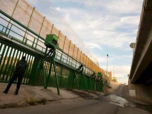 شرطي اسباني في مليلة عند الحدود مع المغرب