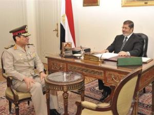 السيسي أثناء استقبال مرسي له في قصر الرئاسة في صورة أرشيفية