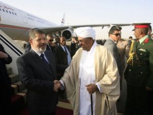 عمر البشير في استقبال مرسي