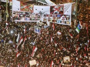افراد من جماعة الاخوان المسلمين وانصار الرئيس المعزول محمد مرسي في ميدان رابعة العدوية في القاهرة

