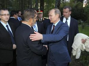 الرئيس الروسي فلاديمير بوتين يرحب بنظيره المصري محمد مرسي في سوتشي 
