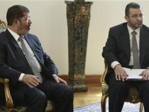 الرئيس المصري محمد مرسي (الى اليسار) يتحدث مع رئيس وزرائه هشام قنديل
