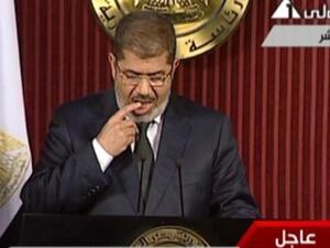 Morsi’s spontaneous “finger-licking” as he turned the pages of his speech was the center of many jokes and sarcastic comments on Twitter (Photo: Egypt’s state TV)