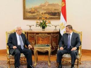 الرئيس المصري محمد مرسي والرئيس الفلسطيني محمود عباس