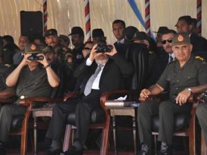 الرئيس المصري محمد مرسي (في المنتصف) ورئيس هيئة الأركان المصرية الفريق صدقي صبحي (الى اليسار) ووزير الدفاع والقائد العام للقوات المسلحة الفريق أول عبد الفتاح السيسي (الى اليمين)
