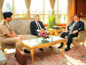 مرسي اجتمع مع وزير الدفاع والقائد العام للقوات المسلحة الفريق أول عبد الفتاح السيسي ورئيس الوزراء هشام قنديل