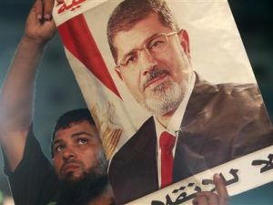 مؤيد للرئيس المصري المعزول محمد مرسي خلال احتجاج في ميدان رابعة العدوية 
