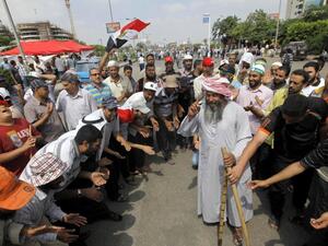 مؤيدون لمرسي قرب ميدان رابعة العدوية في القاهرة