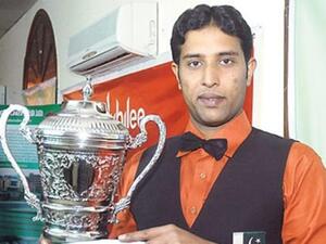 Pakistan’s Muhammad Asif, winner of the IBSF World Snooker Championship, holds his trophy. (Photo courtesy ARY News TV)