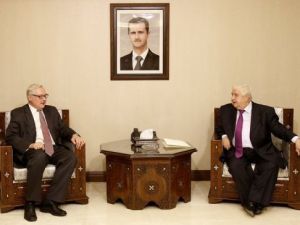 وزير الخارجية السوري وليد المعلم (يمين) مستقبلا نائب وزير الخارجية الروسي سيرغي ريابكوف في دمشق