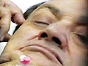 مبارك على سريره داخل قفص الاتهام خلال احدى جلسات محاكمته