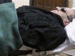 الرئيس المصري السابق حسني مبارك لدى وصوله للمحكمة في القاهرة
