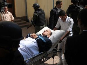 الرئيس السابق حسني مبارك على سرير نقال في محكمة القاهرة