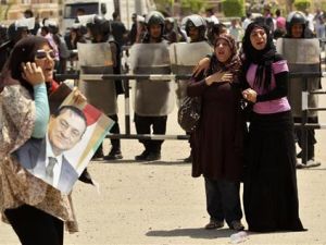 انصار رئيس المصري السابق حسني مبارك بعد صدور الحكم عليه بالسجن المؤبد
