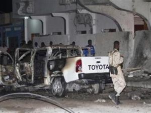 رجل أمن في موقع الانفجار خارج فندق مكة المكرمة في مقديشو 