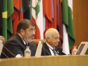 الرئيس المصري محمد مرسي (يسارا) يتحدث أمام اجتماع وزراء الخارجية العرب 