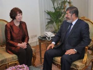 الرئيس المصري محمد مرسي مستقبلا وزيرة الخارجية الاوروبية كاثرين اشتون
