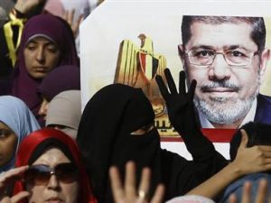 انصار الاخوان المسلمين والرئيس المصري المعزول محمد مرسي يشاركون في احتجاج في القارهرة يوم الجمعة
