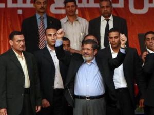 مرسي يحيي انصاره في ميدان التحرير
