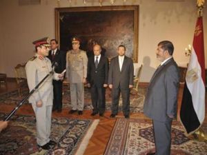 الفريق أول عبد الفتاح السيسي يؤدي اليمين الدستورية أمام الرئيس المصري محمد مرسي بعد تعيينه وزيرا للدفاع