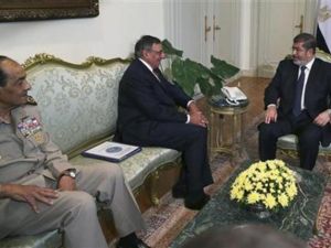 محمد مرسي يستقبل بانيتا (في المنتصف) وإلى اليسار المشير طنطاوي في القصر الرئاسي بالقاهرة
