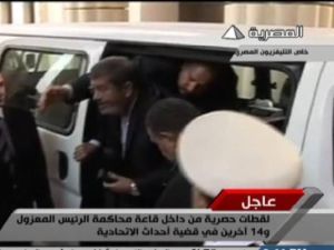 الرئيس المصري المعوزل يترجل من مركبة صغيرة اوصلته الى باب المحكمة