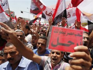 مناهضون للرئيس المصري محمد مرسي خلال احتجاجات في ميدان التحرير بالقاهرة