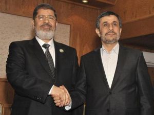 الرئيس المصري محمد مرسي (إلى اليسار) يصافح الرئيس الايراني احمدي نجاد في طهران يوم 30 اغسطس اب 2012
