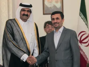 الرئيس الايراني محمود احمدي نجاد (يمين) يصافح امير قطر الشيخ حمد بن خليفة ال ثاني في طهران