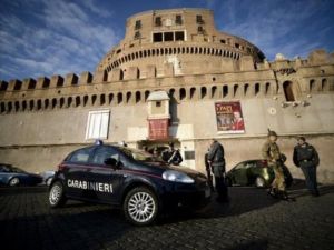 مصادرة اسلحة بينها قاذفة صواريخ في نابولي وتوقيف مصري  