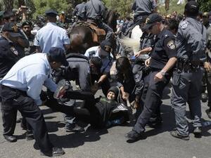 تمديد اعتقال متظاهرين احتجوا على خطة مصادرة اراضي بدو النقب