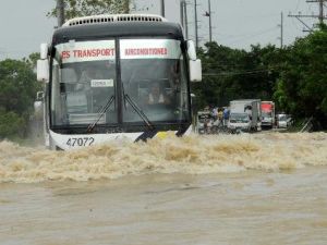 اليات نقل تخوض مياه الفيضانات الناجمة عن اعصار "ناري" في شمال الفيليبين
