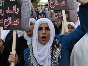 فلسطينيون يتظاهرون تاييدا للشيخ رائد صلاح الموقوف في بريطانيا 
