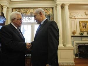 رئيس الوزراء الاسرائيلي بنيامين نتنياهو (الى اليمين) يصافح الرئيس الفلسطيني محمود عباس في واشنطن يوم 2 سبتمبر ايلول 2010