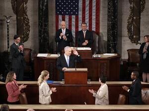  نتنياهو ( وسط الصورة) يرد تحية أعضاء الكونجرس الامريكي يوم الثلاثاء
