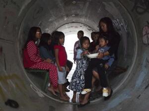 اسرائيليون قرب اشدود يحتمون بمصرف مياه من صواريخ غزة 
