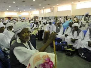 حجاج من السودان ومصر ينتظرون اجراءات الدخول لدى وصولهم مرفأ جدة بحرا
