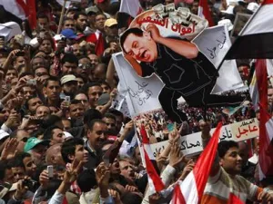 متظاهرون في ميدان التحرير بالقاهرة يوم الجمعة.
