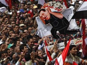 متظاهرون في ميدان التحرير بالقاهرة يوم الجمعة.
