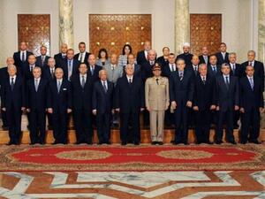 رئيس واعضاء الحكومة الجديدة في صورة تذكارية مع الرئيس الانتقالي عدلي منصور