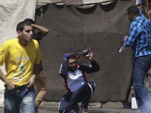 اشتباكات محدودة بين معارضين ومؤيدين للرئيس المصري محمد مرسي في ميدان التحرير بالقاهرة
