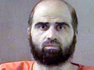 نضال حسن المتهم بقتل 13 شخصا وجرح 32 آخرين في 2009 في القاعدة العسكرية فورت هود في تكساس