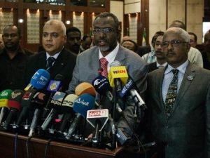 وزير الموارد المائية السوداني معتز موسى عبد الله سليم (وشط) متحدثا في مؤتمر صحافي في الخرطوم
