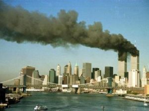 برجا مبنى التجارة العالمي بعد ارتطام طائرتين بهما في نيويورك يوم 11 سبتمبر ايلول 2001.
