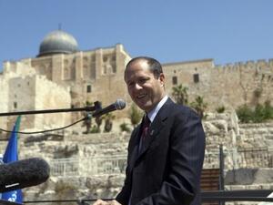 نير بركات امام الجانب الجنوبي لمدينة القدس القديمة
